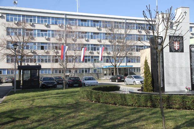 Док је спавао у аутомобилу на паркингу, девојка му украла 11.500 евра и нестала